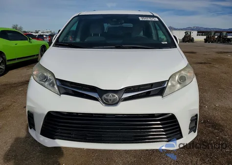 2018 Toyota Sienna Le z USA, uszkodzony, nr VIN 5TDKZ3DC8JS953252